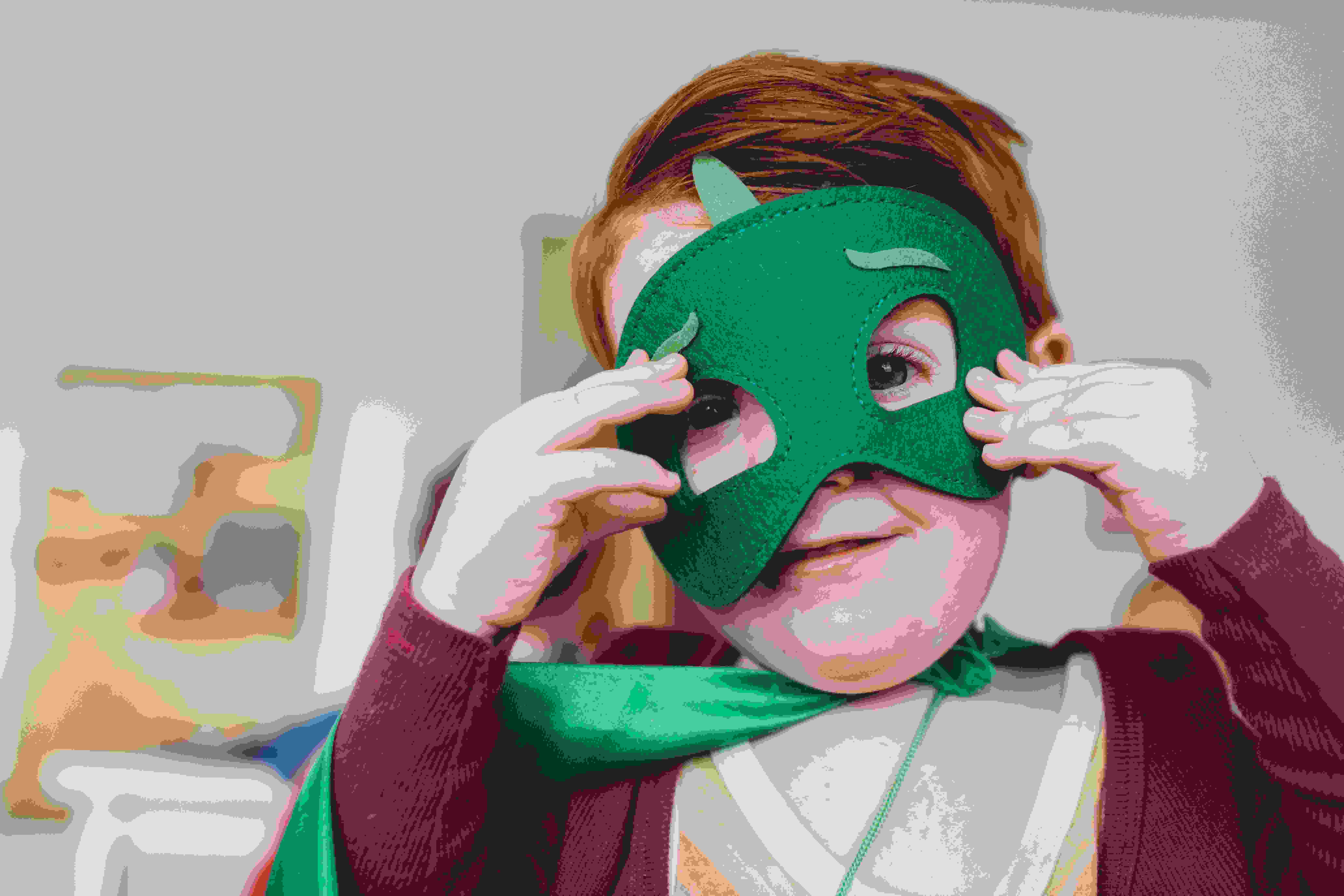 Barn med grøn maske